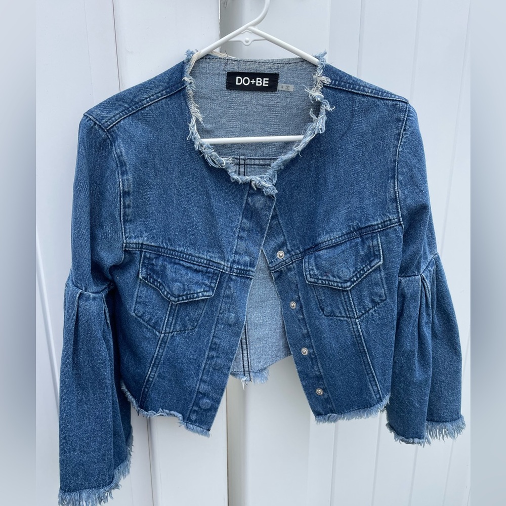Cropped jean jack with flare on sleeves